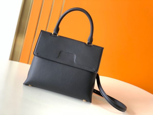 classic ladies bag high-end bag fashion metallic accessories with long straps can be slugged on one shoulder
classic ladies bag high-end bag fashion metallic accessories with long straps can be slugged on one shoulder