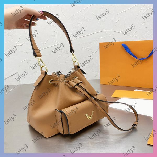 lady lockeme bucket bag matched with big gold buckle women luxurys designers shoulder bags 2021 womens backpack fashion bucket handbags
lady lockeme bucket bag matched with big gold buckle women luxurys designers shoulder bags 2021 womens backpack fashion bucket handbags