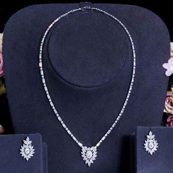 Earrings & Necklace BeaQueen Sparkling White Stones Cubic Zirconia Flower Engagement Set For Women Dinner Party Fine Jewelry JS294, Silver
Earrings & Necklace BeaQueen Sparkling White Stones Cubic Zirconia Flower Engagement Set For Women Dinner Party Fine Jewelry JS294, Silver