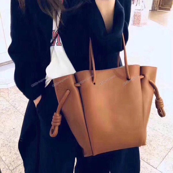 evening bags women's bag 2021 fashion litchi grain cowhide classic twist woven drawstring one-shoulder large-capacity commuter handbag
evening bags women's bag 2021 fashion litchi grain cowhide classic twist woven drawstring one-shoulder large-capacity commuter handbag