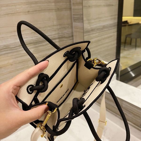 f family new 2020 european and american fashion trend leisure women's hand shopping bag with special bag canvas printing crossbody bag
f family new 2020 european and american fashion trend leisure women's hand shopping bag with special bag canvas printing crossbody bag