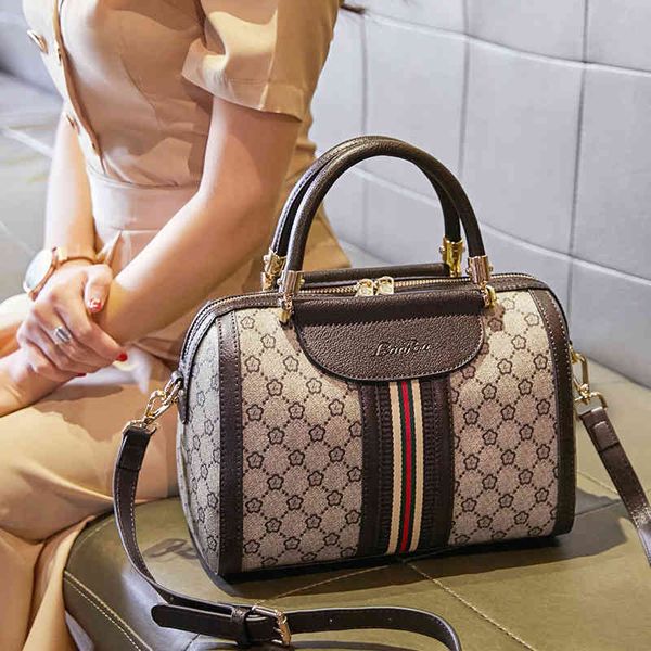 2022 factory wholesale new model bag female leather one shoulder messenger bag versatile capacity portable pillow bags
2022 factory wholesale new model bag female leather one shoulder messenger bag versatile capacity portable pillow bags