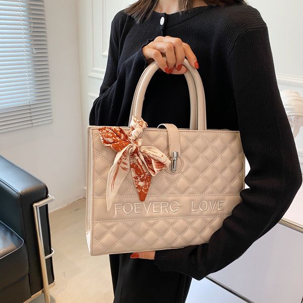 luxury handbags large capacity fashion lingge handbag 2021 new silk scarf commuting temperament women's bag one shoulder popular tote b
luxury handbags large capacity fashion lingge handbag 2021 new silk scarf commuting temperament women's bag one shoulder popular tote b