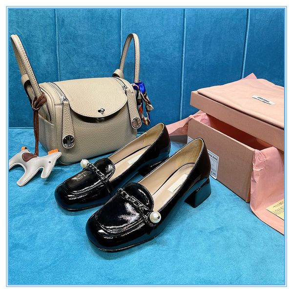 2021ss party slippers summer new women shoes coarser heel flops genuine soft leather lady slipper metal letter high heeled sandals large siz, Black
2021ss party slippers summer new women shoes coarser heel flops genuine soft leather lady slipper metal letter high heeled sandals large siz, Black