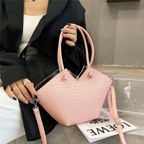 2021 fashion pu woven handbag simple temperament single shoulder diagonal span steamed stuffed bun mother women's bag
2021 fashion pu woven handbag simple temperament single shoulder diagonal span steamed stuffed bun mother women's bag