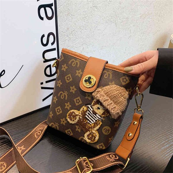 2022 factory wholesale new old flower bucket women's bear fashion shoulder bag creative personalized messenger bag
2022 factory wholesale new old flower bucket women's bear fashion shoulder bag creative personalized messenger bag