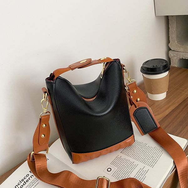 luxury handbags large capacity portable bucket new fashion simple single shoulder red texture messenger bag female
luxury handbags large capacity portable bucket new fashion simple single shoulder red texture messenger bag female