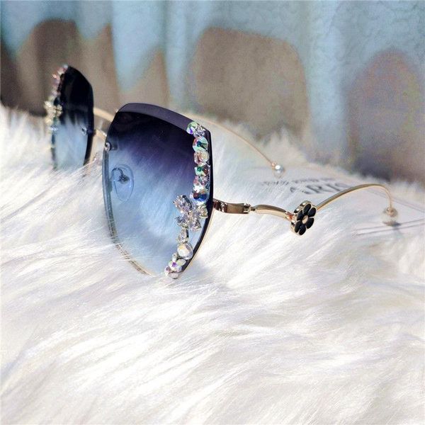 sunglasses type inlaid with diamond for women sunscreen and anti ultraviolet blue light big frame fat round face thin, White;black
sunglasses type inlaid with diamond for women sunscreen and anti ultraviolet blue light big frame fat round face thin, White;black