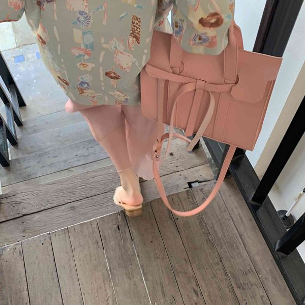 texture western style 2020 new portable women's fashion litchi pattern kelly single shoulder messenger bag
texture western style 2020 new portable women's fashion litchi pattern kelly single shoulder messenger bag