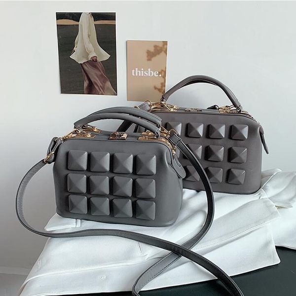 factory wholesale leather women shoulder bags candy-colored fashion handbag simple atmospheric plaid elegant doctor bag street trend solid c, Black;red
factory wholesale leather women shoulder bags candy-colored fashion handbag simple atmospheric plaid elegant doctor bag street trend solid c, Black;red
