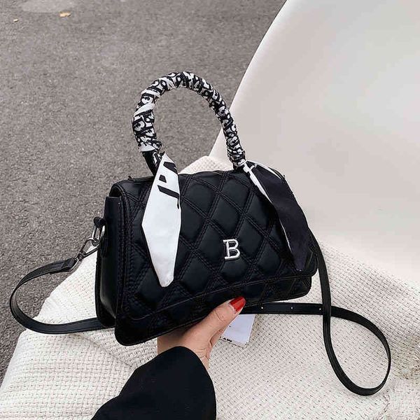 2022 factory wholesale new model this year's popular style in autumn and winter rhombic lattice embroidered thread single shoulder mess, Black;red
2022 factory wholesale new model this year's popular style in autumn and winter rhombic lattice embroidered thread single shoulder mess, Black;red