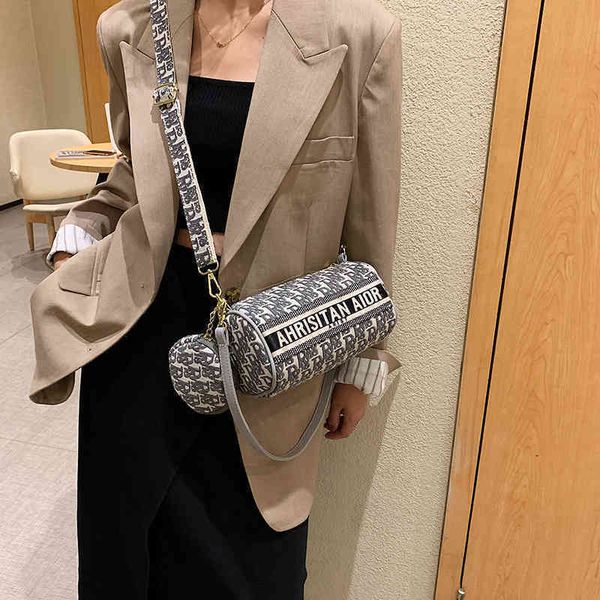 2022 latest luggage factory wholesale single shoulder armpit style women's net red embroidery pillow bag messenger bag vikv bags
2022 latest luggage factory wholesale single shoulder armpit style women's net red embroidery pillow bag messenger bag vikv bags