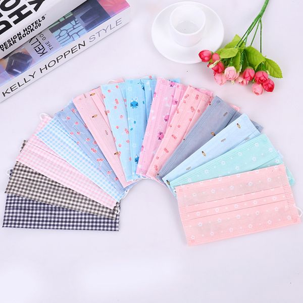 with disposable printed face mask three layers of spunlaced cloth 
with disposable printed face mask three layers of spunlaced cloth