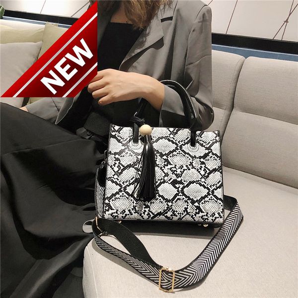 2022 new python diana bag fashion handbag single shoulder messenger women's mother ball tassel snake skin pattern small square
2022 new python diana bag fashion handbag single shoulder messenger women's mother ball tassel snake skin pattern small square