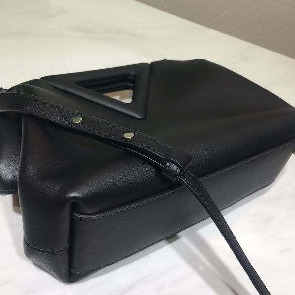 latest inverted hand-held one shoulder messenger bag. the fashionable triangle bag should be recommended as it looks effortless
latest inverted hand-held one shoulder messenger bag. the fashionable triangle bag should be recommended as it looks effortless