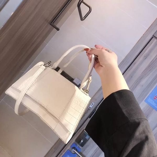 2022 womens luxury designer leather bags fashion and comfortable chain shoulder messenger bag handbag 227, Black;red
2022 womens luxury designer leather bags fashion and comfortable chain shoulder messenger bag handbag 227, Black;red
