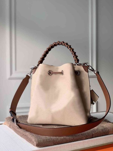 2021 leather cross body drawstring shoulder bags for women girl fashion simple portable leisure bucket bag,d027 size:25*25*20cm
2021 leather cross body drawstring shoulder bags for women girl fashion simple portable leisure bucket bag,d027 size:25*25*20cm