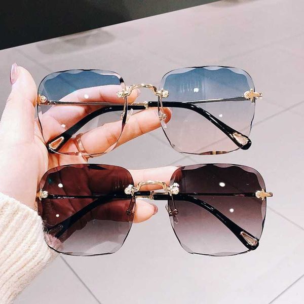 2021 new rimless square oversize sunglasses women vintage luxury brand designer cutting lens gradient sun glasses p0814, White;black
2021 new rimless square oversize sunglasses women vintage luxury brand designer cutting lens gradient sun glasses p0814, White;black