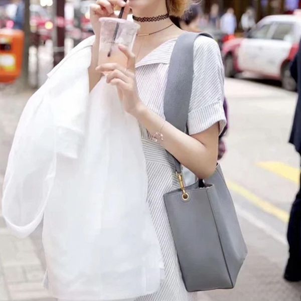design hand 2021 new wide shoulder belt bucket print leather fashion versatile scissors slant cross portable large capacity women's bag
design hand 2021 new wide shoulder belt bucket print leather fashion versatile scissors slant cross portable large capacity women's bag