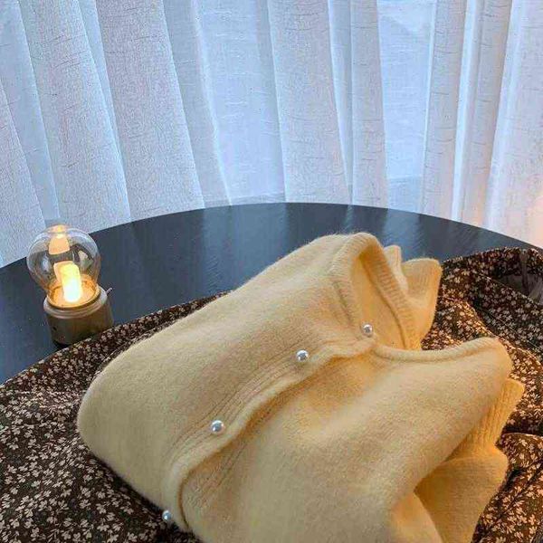 pearl buckle women sweater autumn and winter thickened knitting cardigan female round neck inside soft coat, White;black
pearl buckle women sweater autumn and winter thickened knitting cardigan female round neck inside soft coat, White;black
