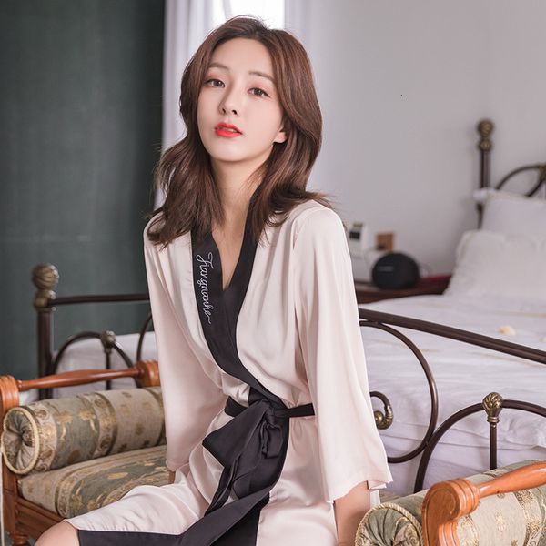 2021 spring and summer silk women's patchwork printed letter nightgown with fixed bandage waist closing japanese bridal gown, Black;red
2021 spring and summer silk women's patchwork printed letter nightgown with fixed bandage waist closing japanese bridal gown, Black;red