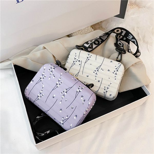 summer style petal ins fashionable small square single shoulder slanting cross hand holding dinner simple women's bag
summer style petal ins fashionable small square single shoulder slanting cross hand holding dinner simple women's bag