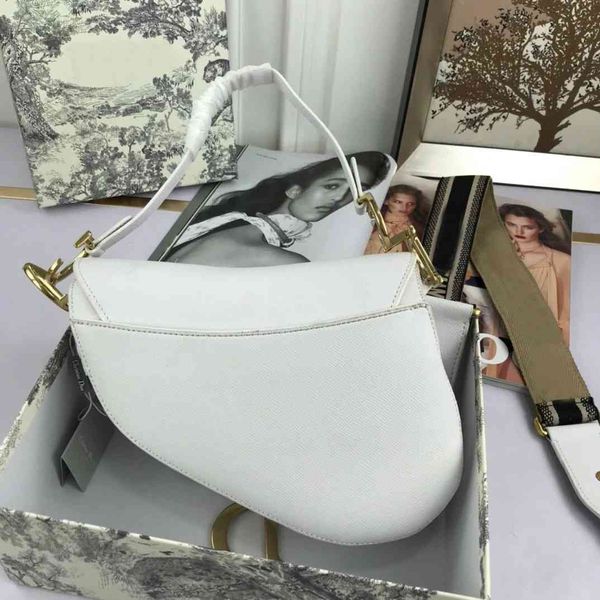 design 2021letter design ladies saddle shoulder flip cowhide leather women's luxury hand casual messenger bag
design 2021letter design ladies saddle shoulder flip cowhide leather women's luxury hand casual messenger bag