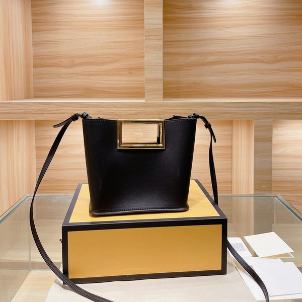 designer luxury jewelry ladies handbag messenger bag leather solid color metal buckle elegant shoulder women shopping handbags purse with bo
designer luxury jewelry ladies handbag messenger bag leather solid color metal buckle elegant shoulder women shopping handbags purse with bo