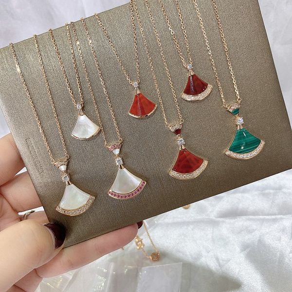 sterling silver plated 18k rose gold small skirt necklace baojia white fritillaria fan-shaped diamond pendant
sterling silver plated 18k rose gold small skirt necklace baojia white fritillaria fan-shaped diamond pendant