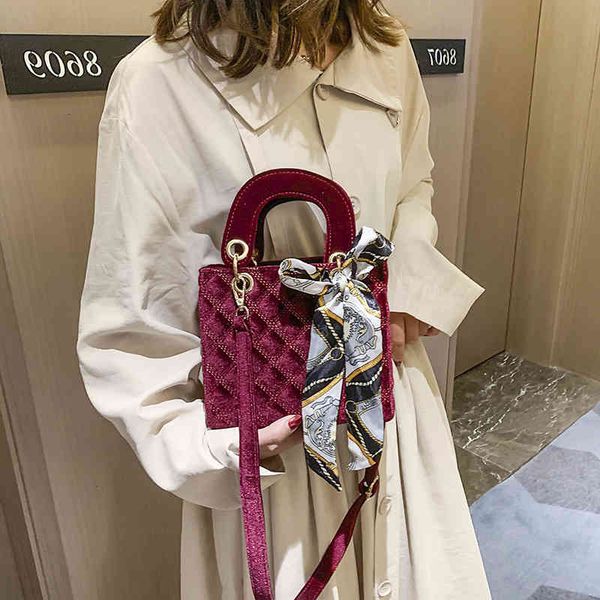 2021 female fengpian new small korean version gold princess dai bag fashion lingge silk scarf portable diagonal cross
2021 female fengpian new small korean version gold princess dai bag fashion lingge silk scarf portable diagonal cross