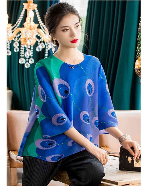 knits miyake fashion style three quarter peacock print rhinestone fold blue t-shirts, White
knits miyake fashion style three quarter peacock print rhinestone fold blue t-shirts, White