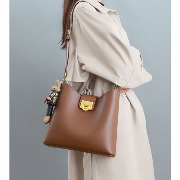 70% off design hand bag 2021 new women's single shoulder large capacity commuting fashion tote bag soft leather yys2
70% off design hand bag 2021 new women's single shoulder large capacity commuting fashion tote bag soft leather yys2