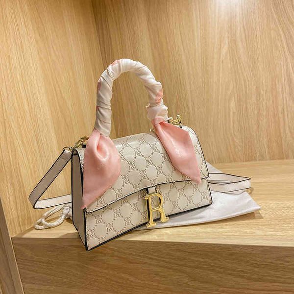 2022 factory wholesale french fashion hourglass women's summer leisure single shoulder messenger handbag
2022 factory wholesale french fashion hourglass women's summer leisure single shoulder messenger handbag