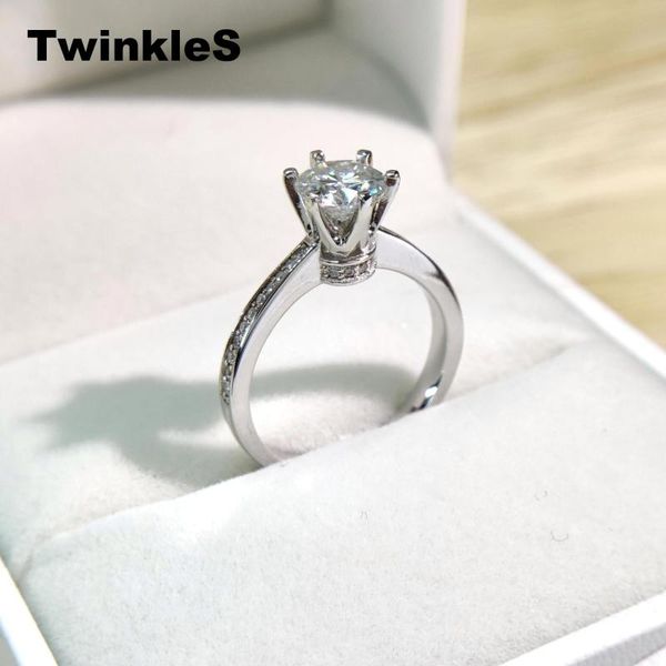 cluster rings twinkles 925 sterling silver 1.0ct 6.5mm ef color moissanite with side stones for women engagement fine jewelry, Golden;silver
cluster rings twinkles 925 sterling silver 1.0ct 6.5mm ef color moissanite with side stones for women engagement fine jewelry, Golden;silver