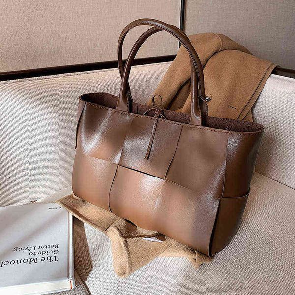 evening bags large capacity pu leather tote women s bag 2022 woven shoulder luxury brand designer handbag sac de luxe femme 220420 
evening bags large capacity pu leather tote women s bag 2022 woven shoulder luxury brand designer handbag sac de luxe femme 220420