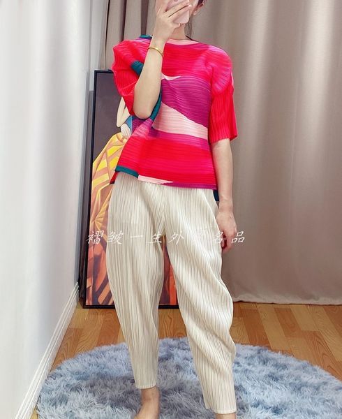 knits miyake fold solid color half sleeve fashion stand neck patchwork print t-shirts, White
knits miyake fold solid color half sleeve fashion stand neck patchwork print t-shirts, White