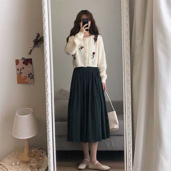 in autumn winter, the and sweet net red salt street drs is worn by a small sweater, two suits., Black;gray
in autumn winter, the and sweet net red salt street drs is worn by a small sweater, two suits., Black;gray