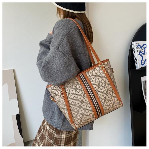 evening bags simple and classic printed denim bag 2021 fashion foreign style large capacity splicing single shoulder messenger
evening bags simple and classic printed denim bag 2021 fashion foreign style large capacity splicing single shoulder messenger