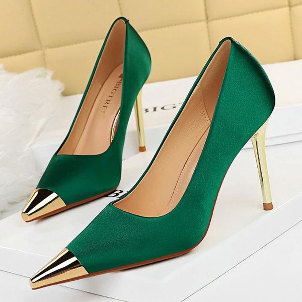 dress shoes 2021 elegant women silk 9.5cm high heels satin pumps office lady green gold stiletto scarpins bridal party plus size, Black
dress shoes 2021 elegant women silk 9.5cm high heels satin pumps office lady green gold stiletto scarpins bridal party plus size, Black