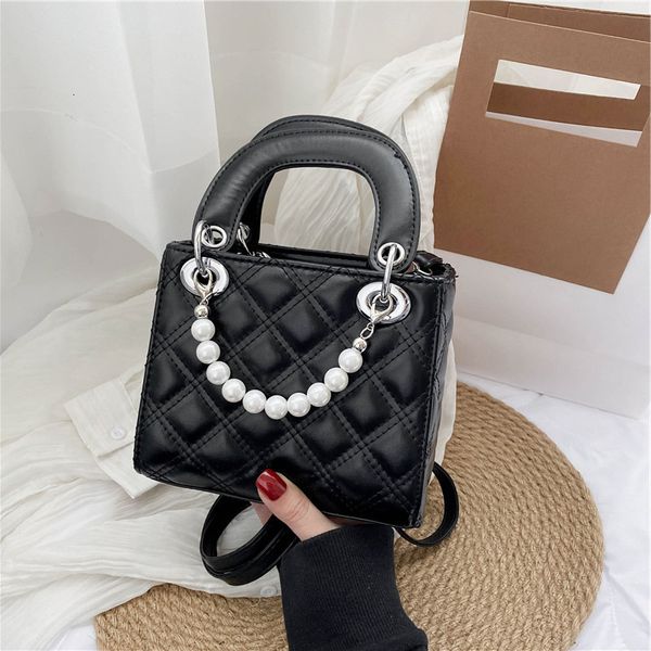 2021 new lingge embroidered thread handbag fashion pearl chain diana women's one shoulder
2021 new lingge embroidered thread handbag fashion pearl chain diana women's one shoulder