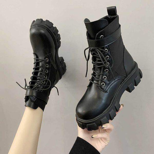 2021 new black platform combat ankle boots for women lace up buckle strap woman shoes winter biker boots for women y0914
2021 new black platform combat ankle boots for women lace up buckle strap woman shoes winter biker boots for women y0914