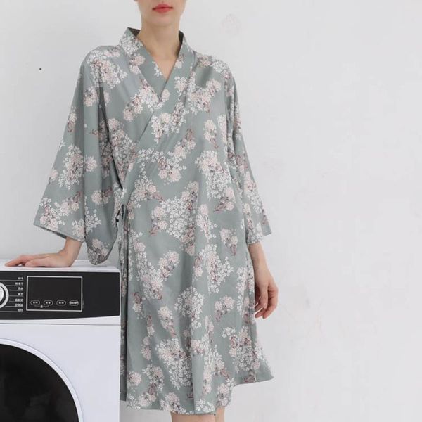 women robe ice silk printing lady dresses sleepwear knee length wedding dress casual loose bathrobe for female ma70054 women's, Black;red
women robe ice silk printing lady dresses sleepwear knee length wedding dress casual loose bathrobe for female ma70054 women's, Black;red