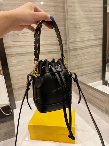 giftstore_bag 2021fashion designer luxury bucket bag diagonal bagfashion handbag drawstringmetal accessories are full of highlights
giftstore_bag 2021fashion designer luxury bucket bag diagonal bagfashion handbag drawstringmetal accessories are full of highlights