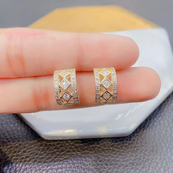 qx-eh001 copper micro-inlaid zircon hollow letter-shaped delicate female earrings stud, Golden;silver
qx-eh001 copper micro-inlaid zircon hollow letter-shaped delicate female earrings stud, Golden;silver
