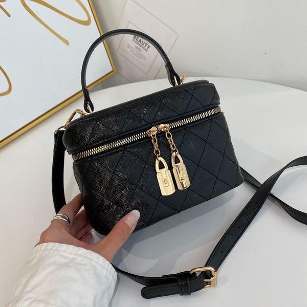 evening bag 2021 fashion trend fresh and sweet make-up rhombic embroidery women's lady's handbag
evening bag 2021 fashion trend fresh and sweet make-up rhombic embroidery women's lady's handbag