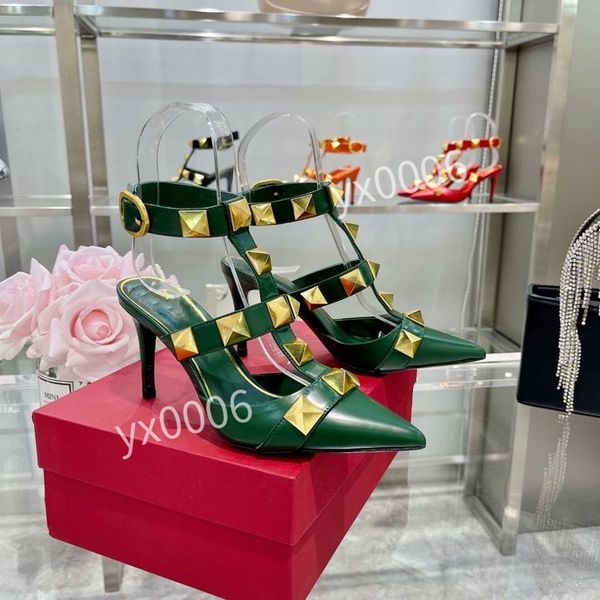2022 luxury designer shoes 35-42 casual sneakers breathable calfskin with floral embellished rubber outsole white silk sport yh211225, Red;white
2022 luxury designer shoes 35-42 casual sneakers breathable calfskin with floral embellished rubber outsole white silk sport yh211225, Red;white