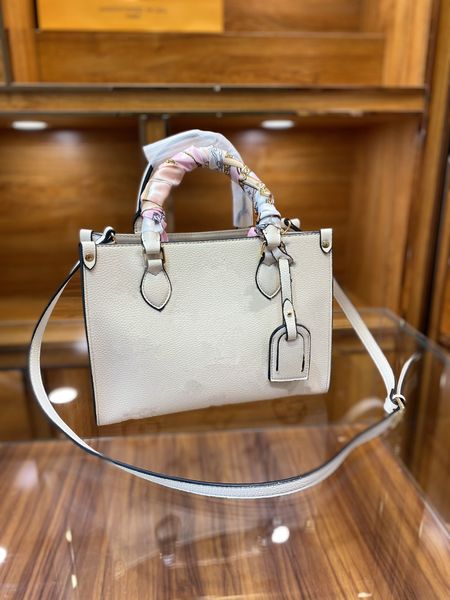 high fashion buckles one shoulder inclined bag net absorption red tide at the back of leather fusion silky texture and texture of luxury goo
high fashion buckles one shoulder inclined bag net absorption red tide at the back of leather fusion silky texture and texture of luxury goo