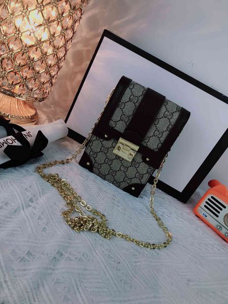 luxury design handbag women's 2021 new lock splicing single shoulder small square fashion chain cross mobile phone bag
luxury design handbag women's 2021 new lock splicing single shoulder small square fashion chain cross mobile phone bag