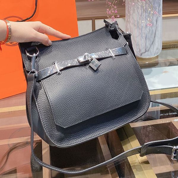 2021 new fashion leisure genuine leather bag shoulder bag fannypack handbags fashion plain stone hasp artwork lock key chain, Blue;pink
2021 new fashion leisure genuine leather bag shoulder bag fannypack handbags fashion plain stone hasp artwork lock key chain, Blue;pink