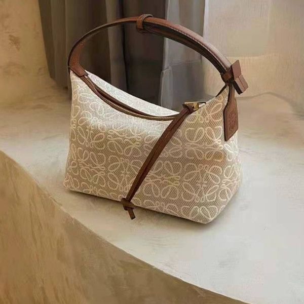 2021 new cubi old flower lunch box solid embroidery hand single shoulder medieval cowhide canvas underarm bag
2021 new cubi old flower lunch box solid embroidery hand single shoulder medieval cowhide canvas underarm bag